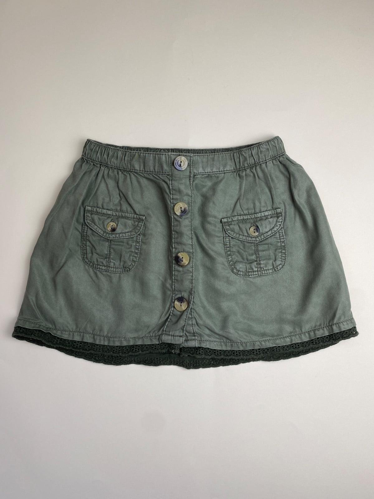 Gonna casual verde con bottoni e pizzo