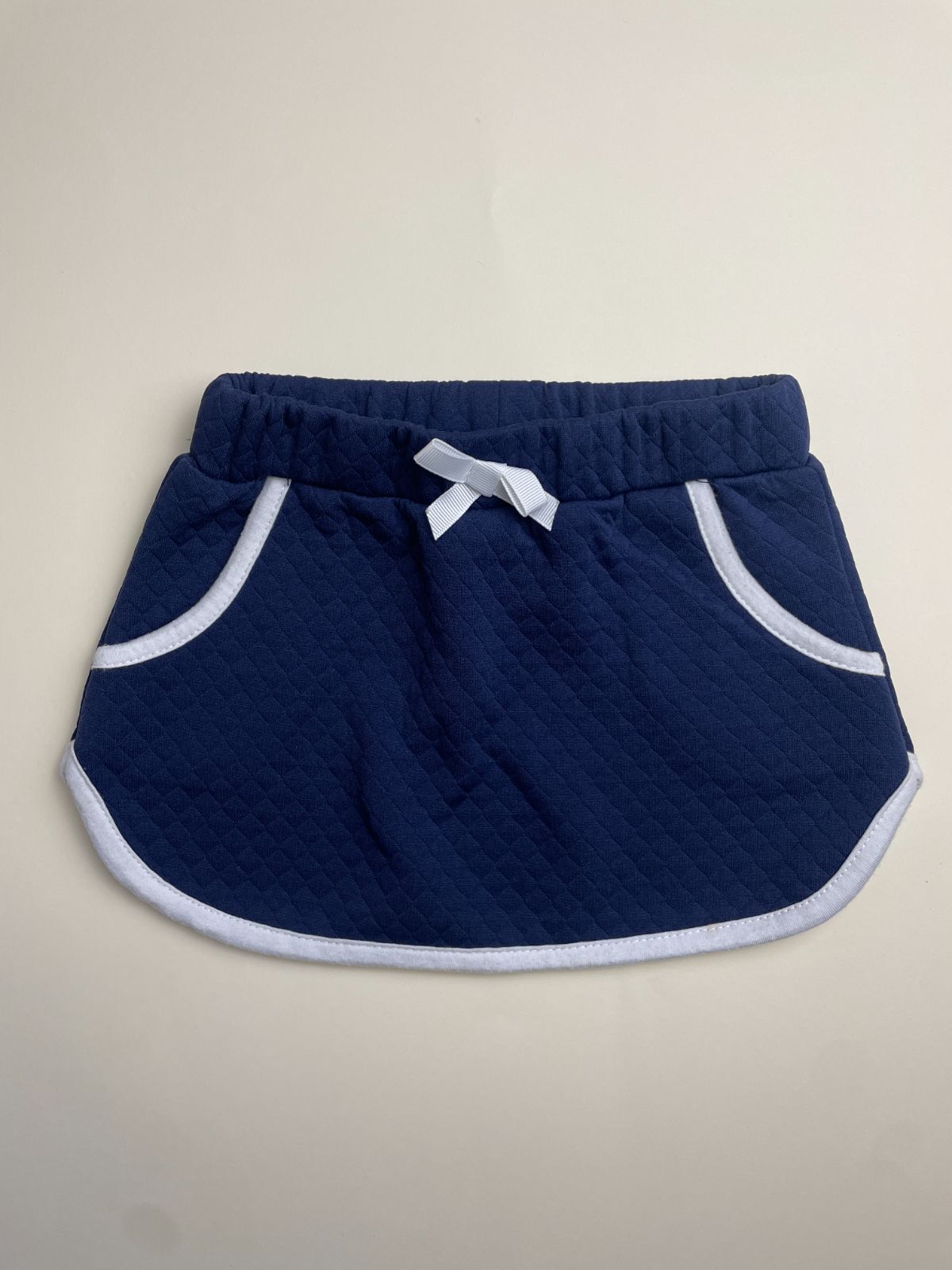 Gonna trapuntata blu navy con bordi bianchi
