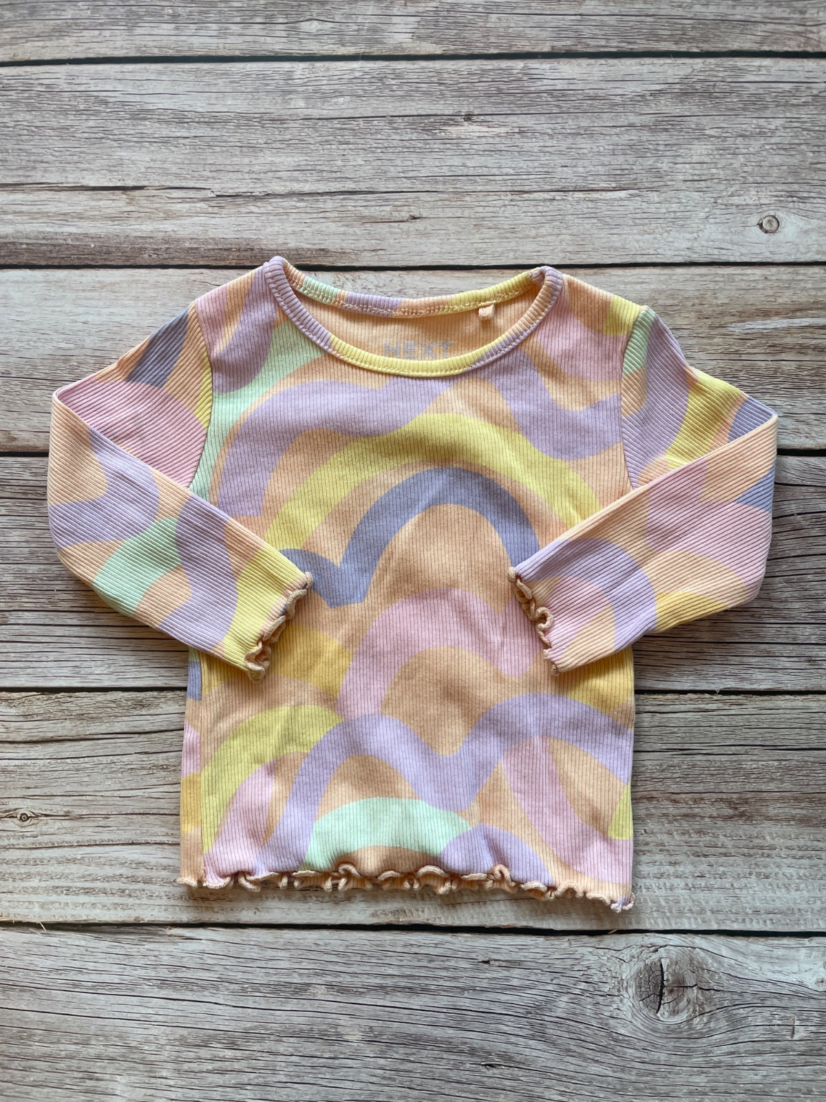 Maglia a maniche lunghe a costine con stampa astratta pastello