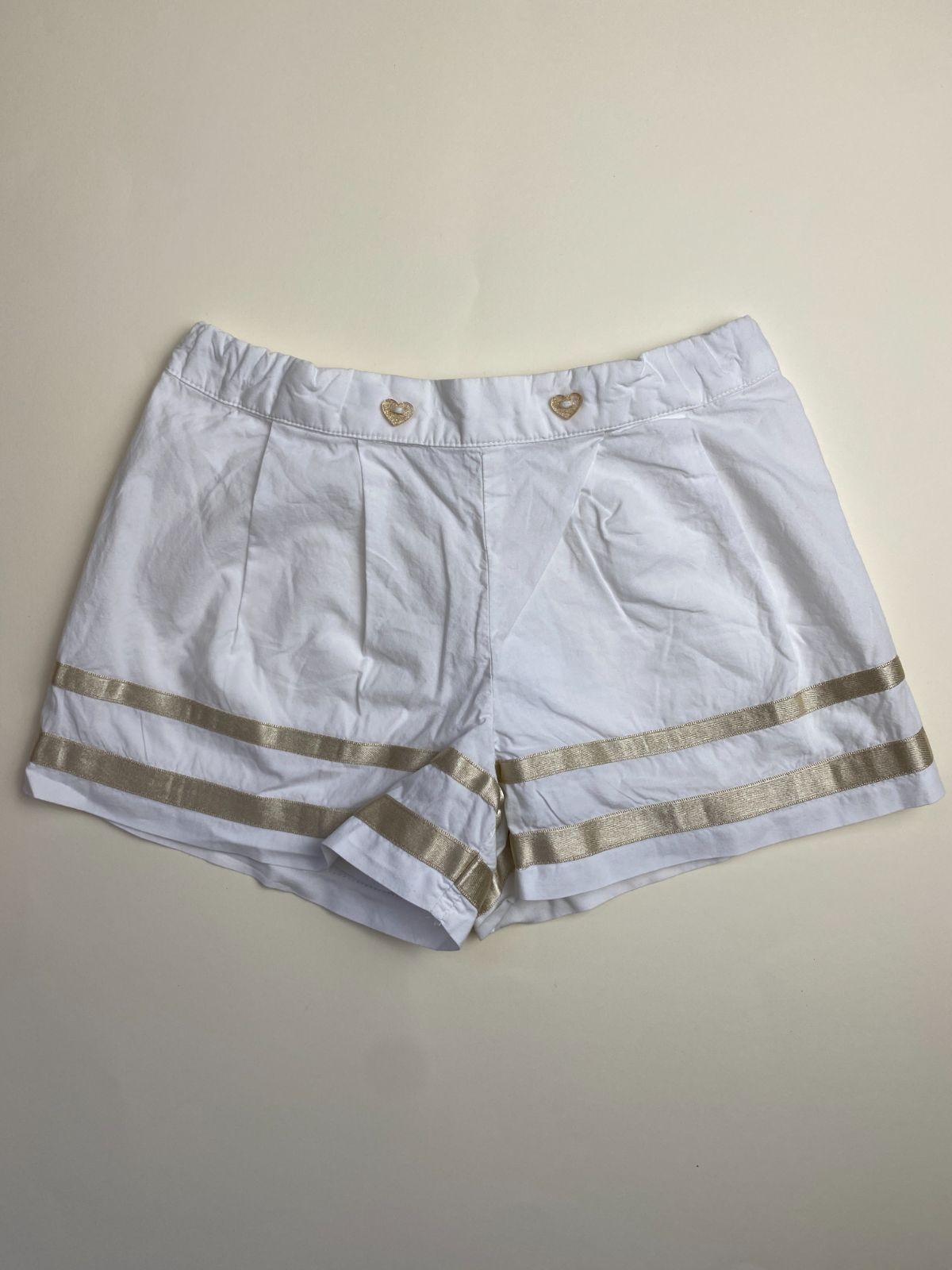 Shorts Bianchi con Strisce Oro e Bottoni a Cuore