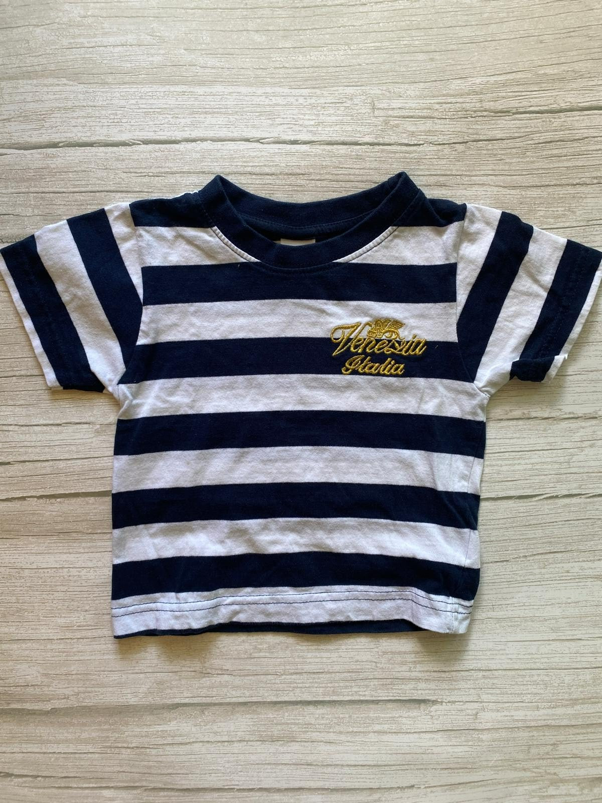 T-shirt a righe blu e bianche con ricamo 