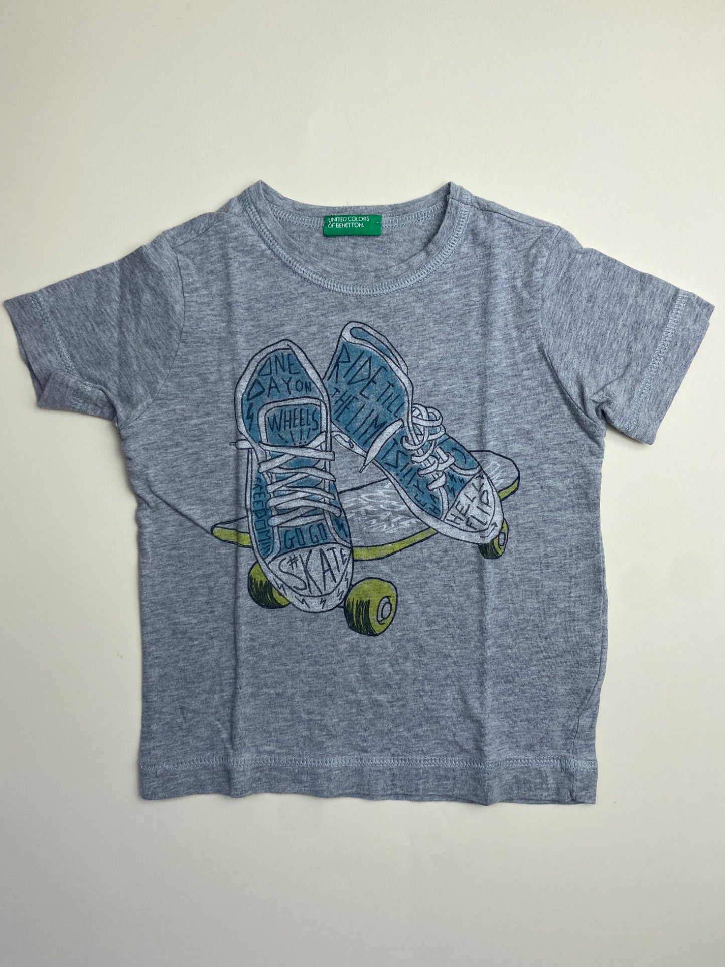 Maglietta grigia con stampa skateboard