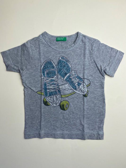 Maglietta grigia con stampa skateboard