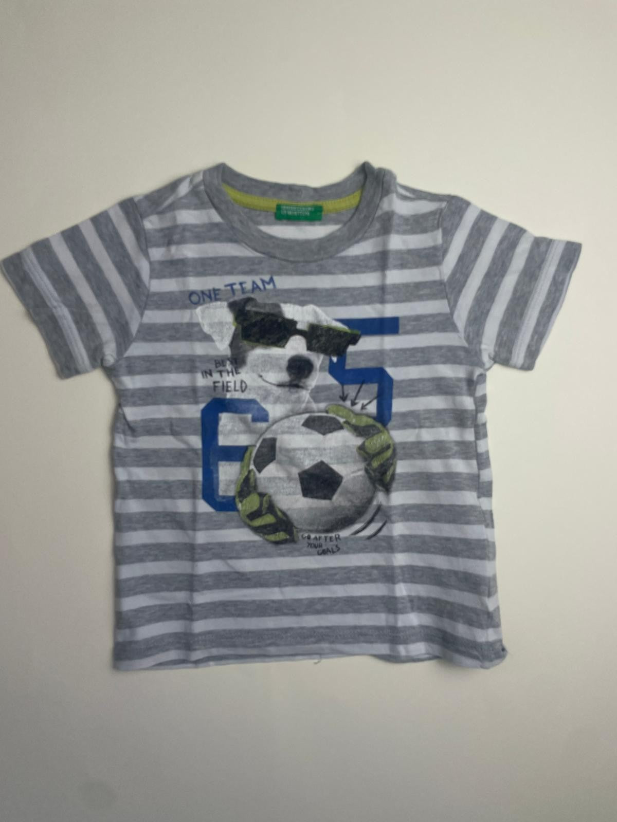 T-shirt a righe Benetton con stampa cane e calcio