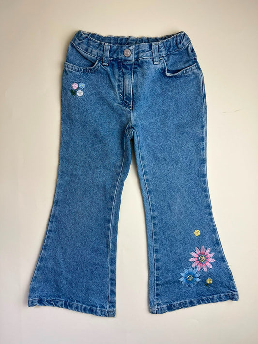 Jeans a zampa d'elefante con decorazioni floreali