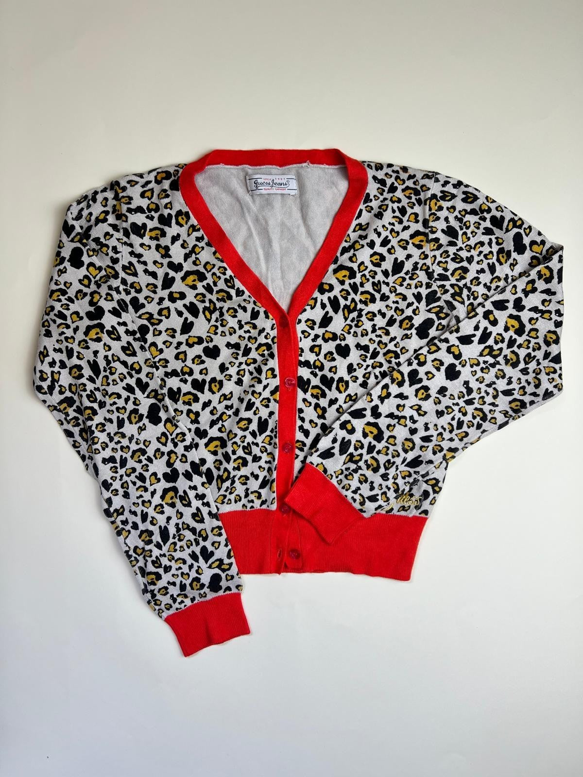 Cardigan leopardato con cuori e dettagli rossi