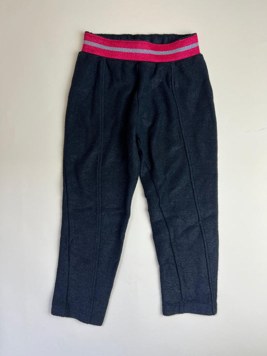 Pantaloni scuri con vita a righe