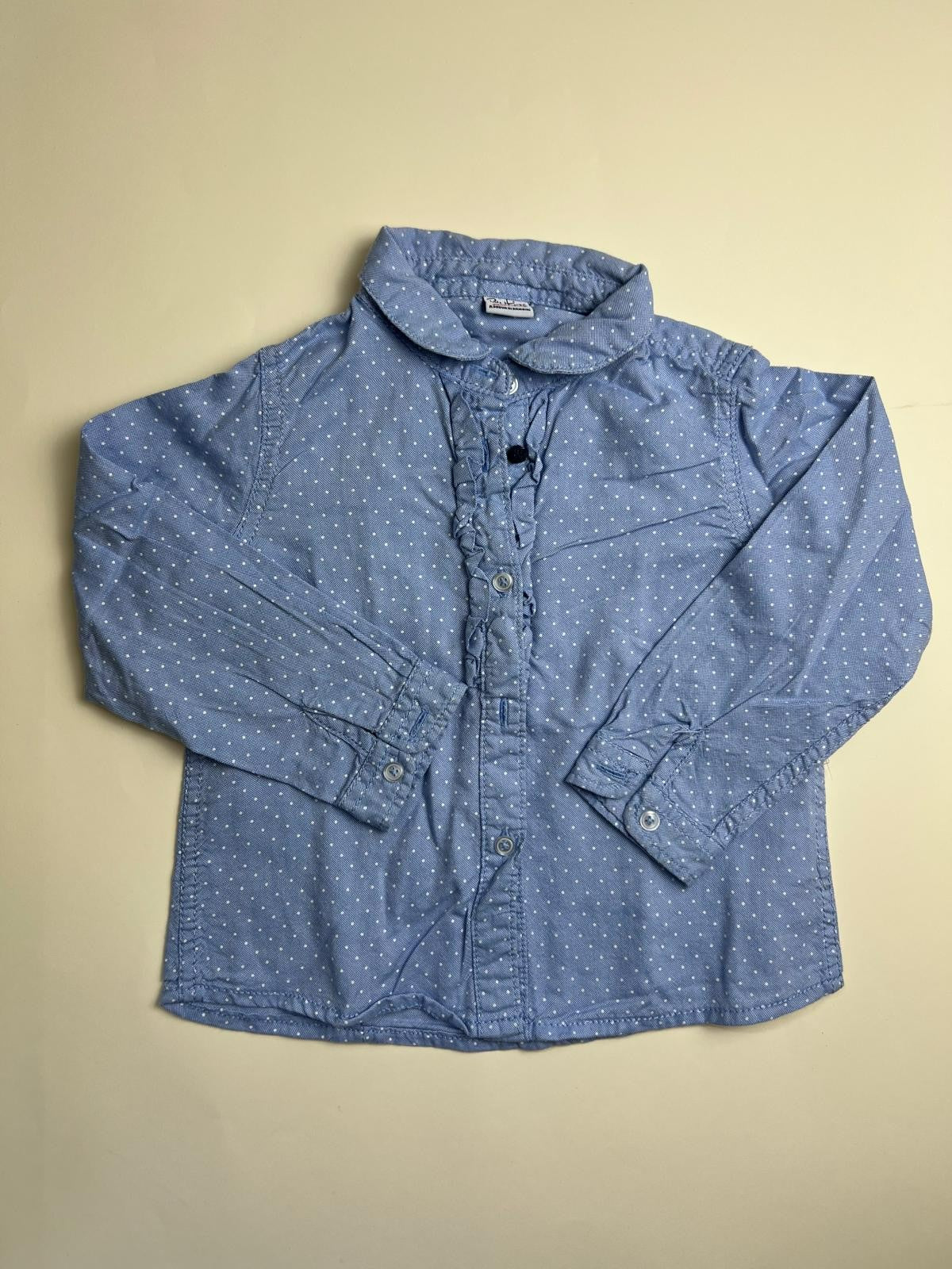 Camicia a pois azzurra con colletto tondo e volant