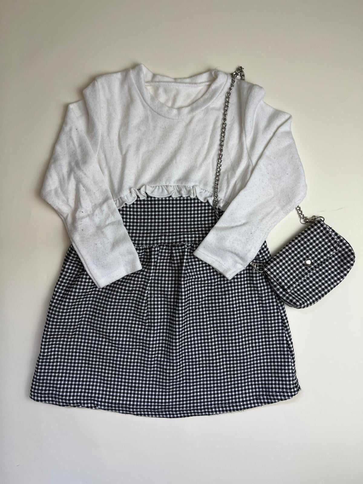Vestito con Gonna a Quadretti e Borsa Coordinata