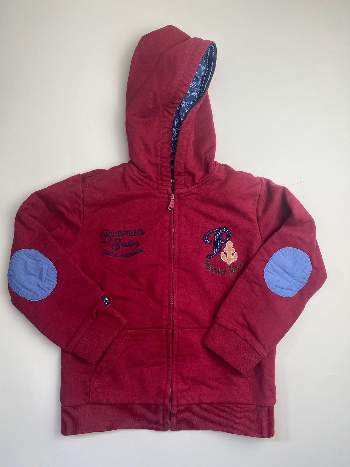 Felpa con cappuccio da bambino rossa con ricami e toppe