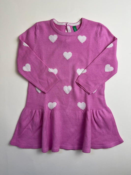 Vestito in maglia rosa con cuori bianchi