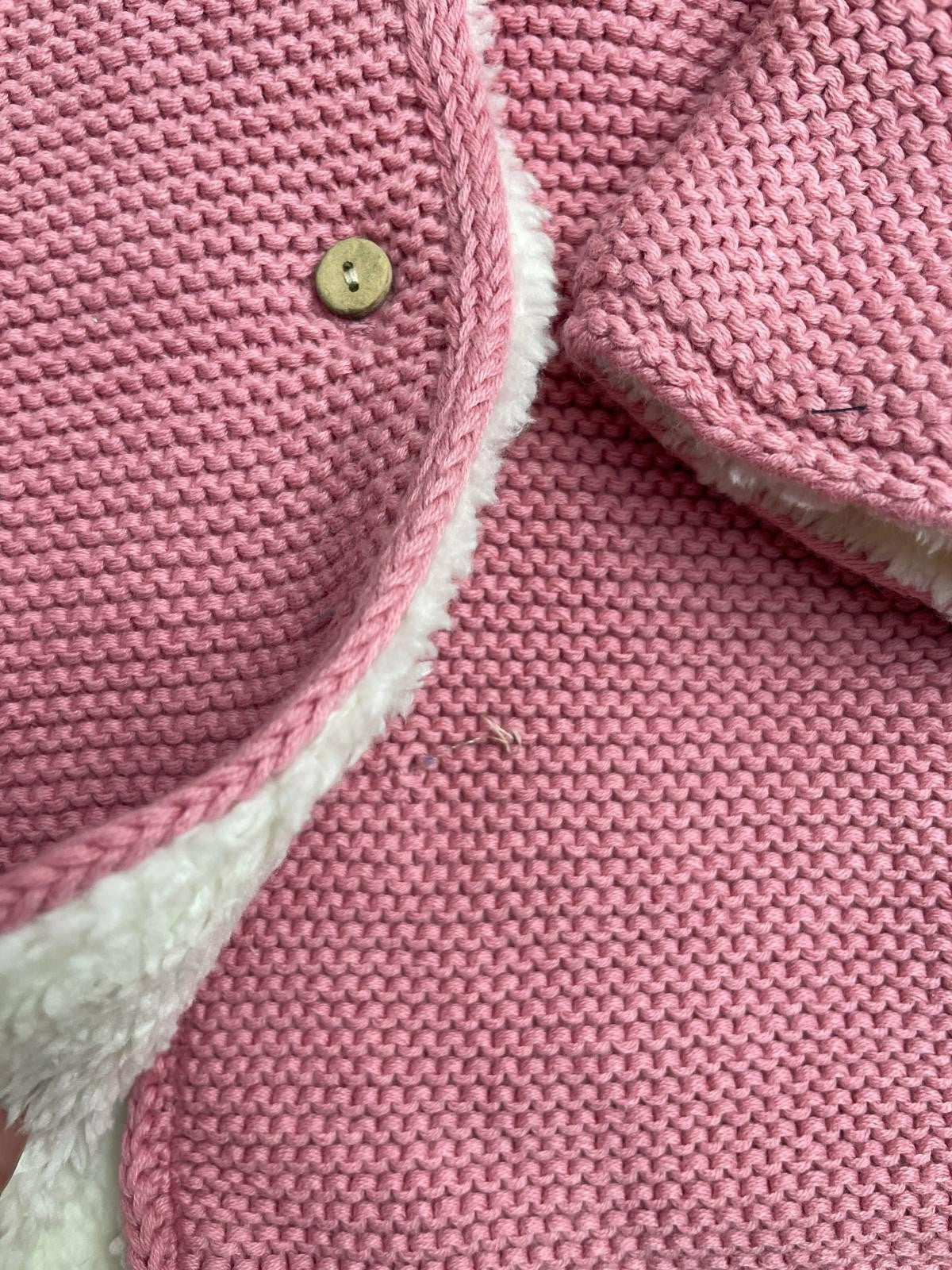 Giacca in maglia con cappuccio- difetto manca bottone presente nella confezione