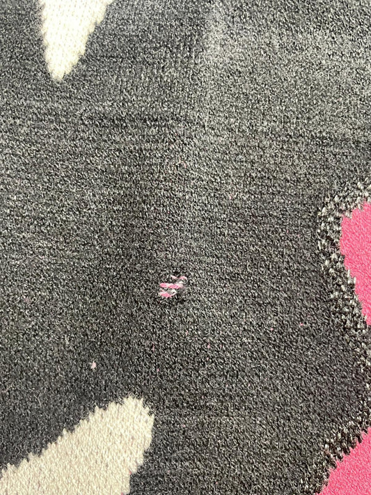 Maglione nero con stelle e fulmini rosa - difetto