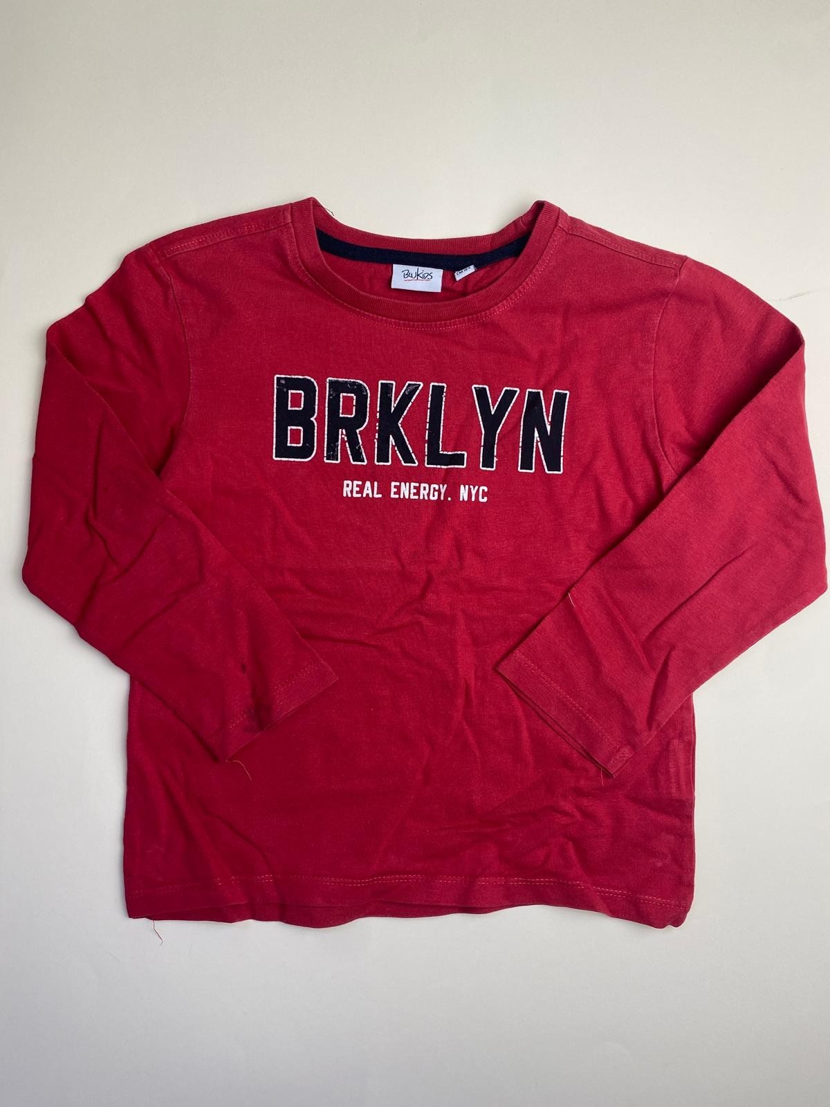 Maglietta a maniche lunghe rossa con stampa "BRKLYN"