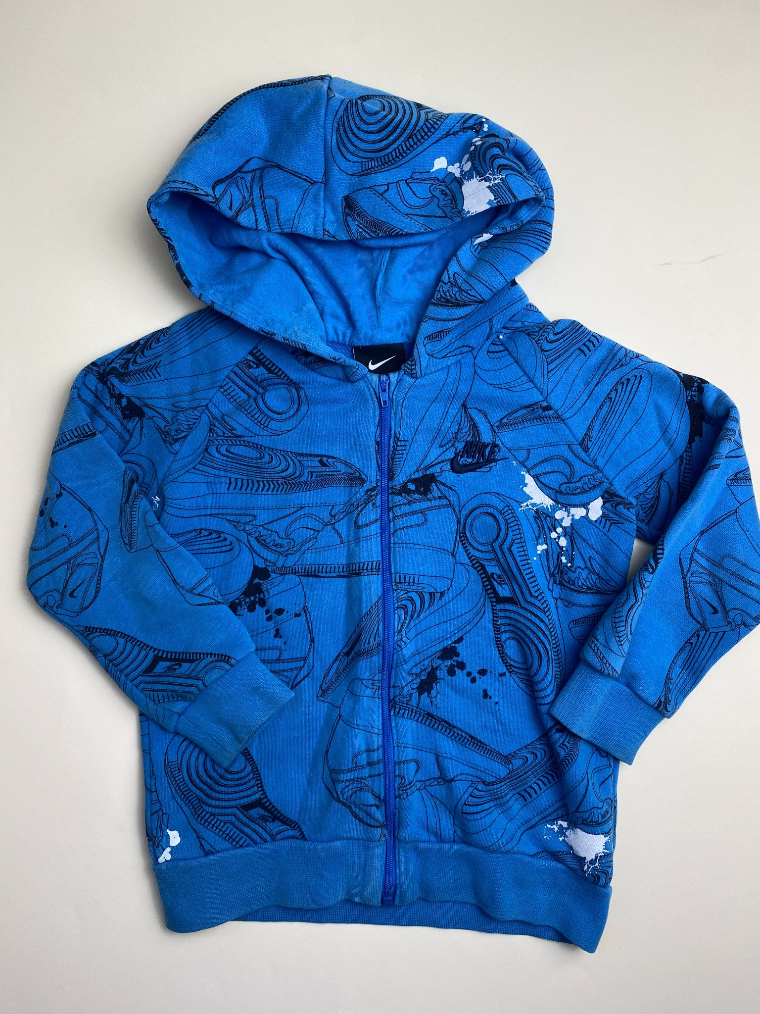 Felpa con cappuccio blu con stampa grafica di scarpe