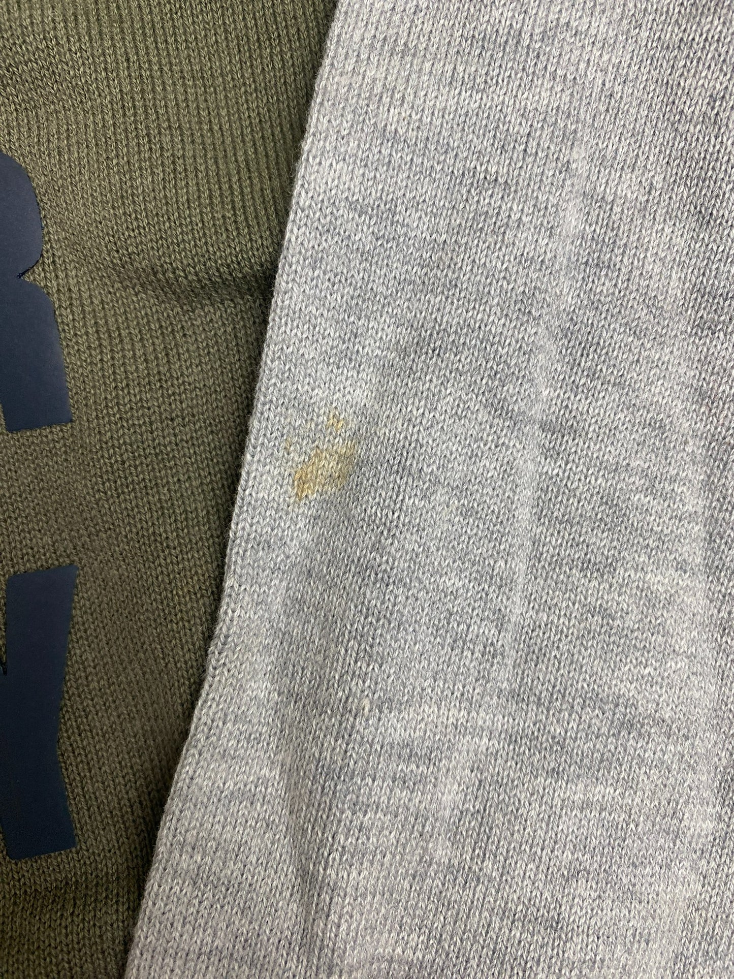 Maglione a blocchi di colore con scritta - difetto
