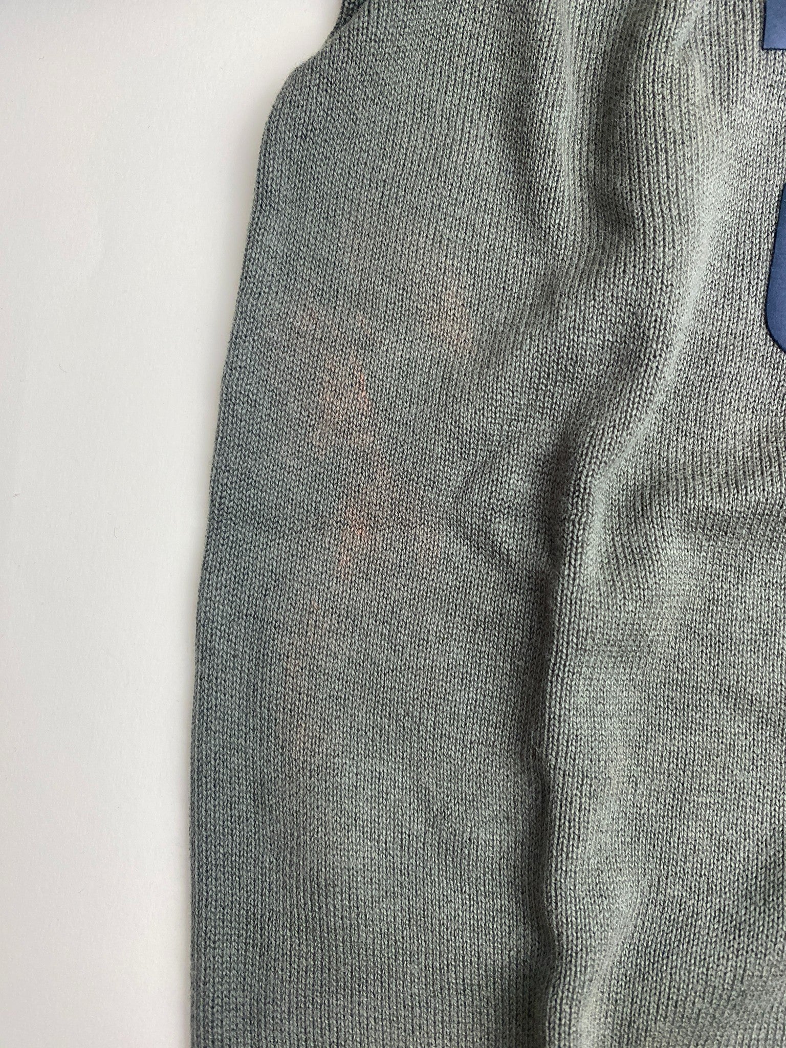 Maglione a blocchi di colore con scritta - difetto