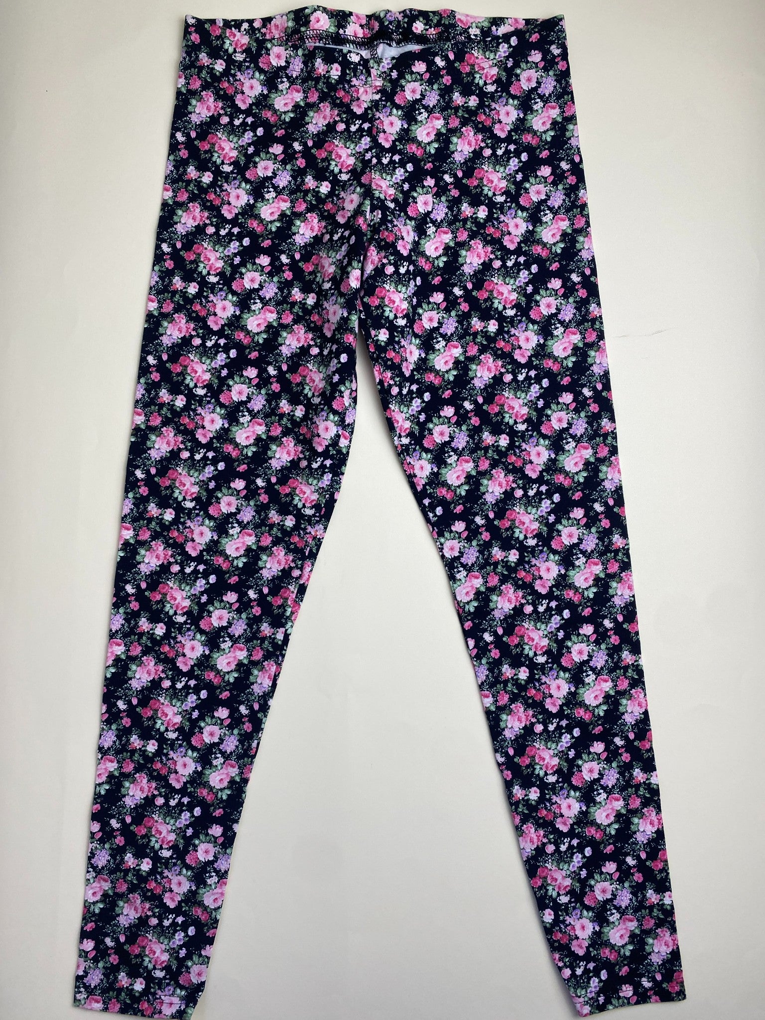 Leggings Floreali Neri con Fiori Rosa e Viola