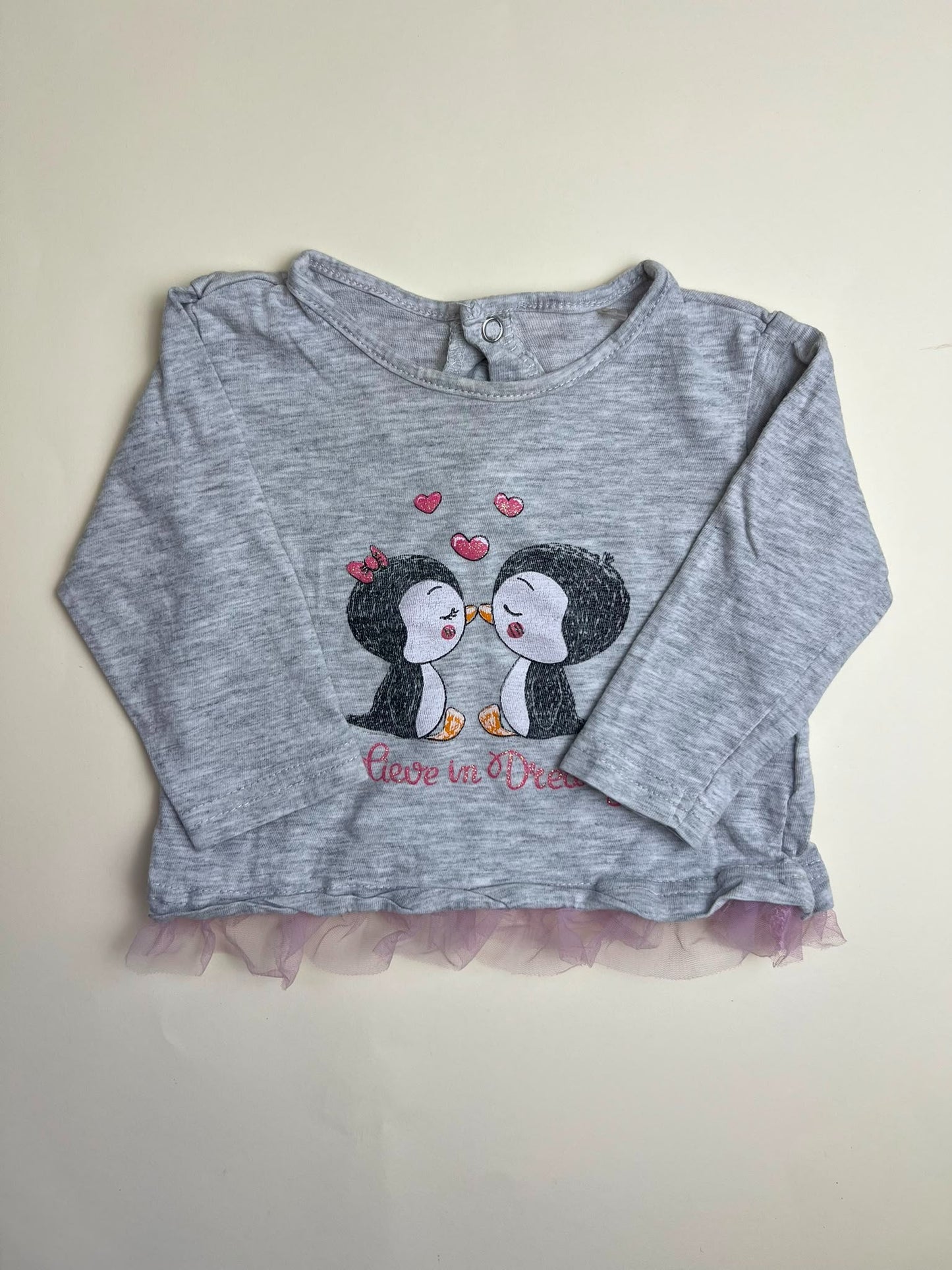 Maglietta neonata grigia con pinguini e bordo in tulle