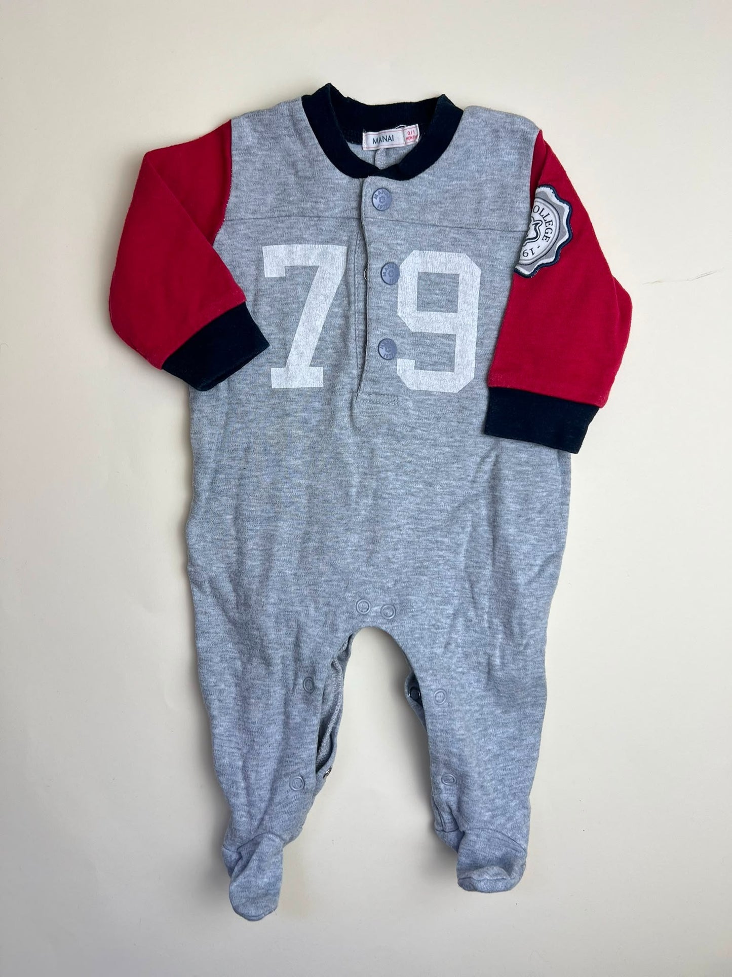 Tutina neonato stile college con numero 79