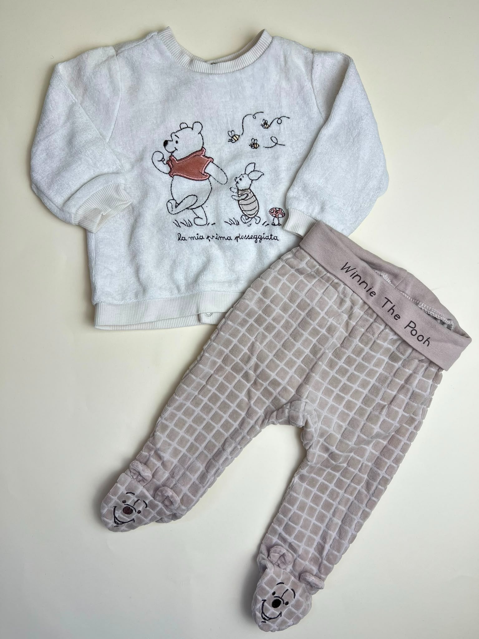 Completo Neonato Winnie The Pooh: Felpa e Pantaloni con Piedini