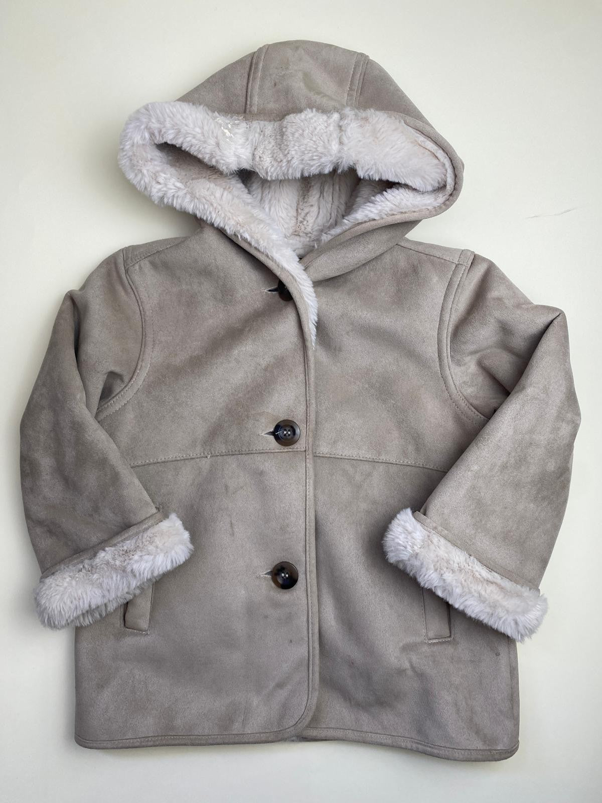 Cappotto in montone sintetico con cappuccio