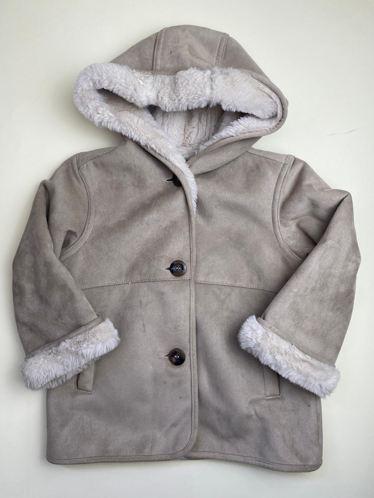 Cappotto in montone sintetico con cappuccio