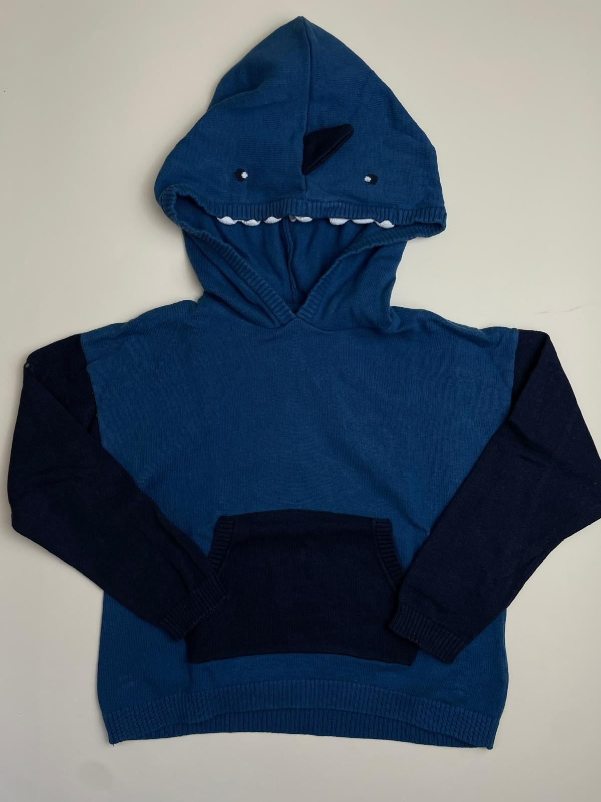 Maglione con cappuccio a tema squalo