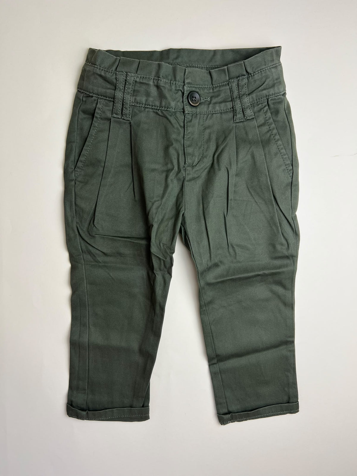 Pantaloni casual verde scuro con pieghe