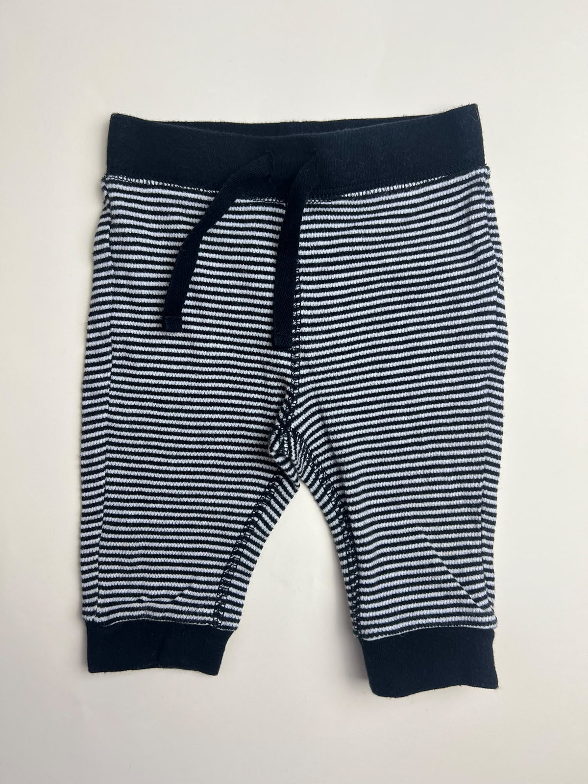 Pantaloni a righe bianche e nere per neonato