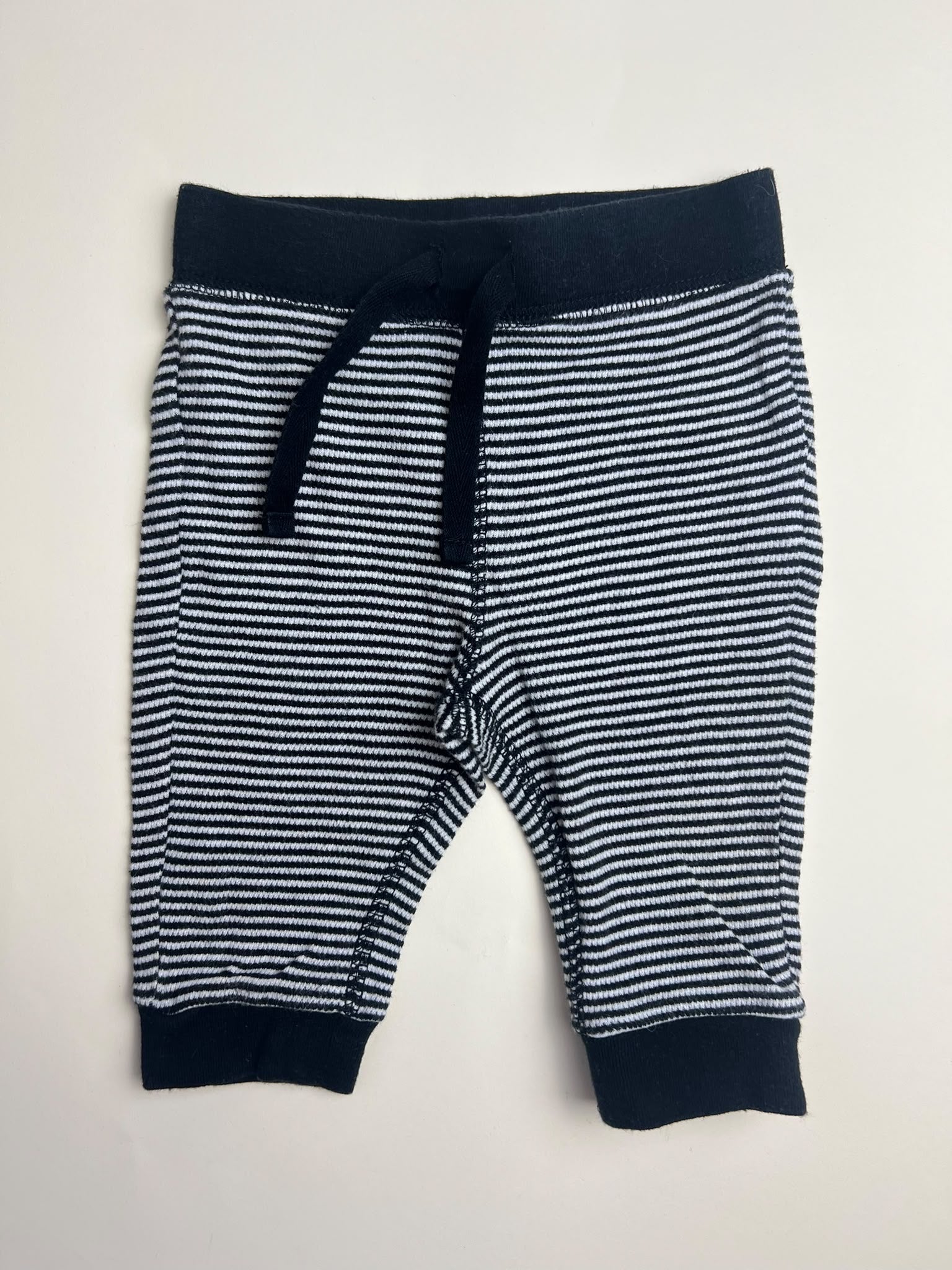 Pantaloni a righe bianche e nere per neonato