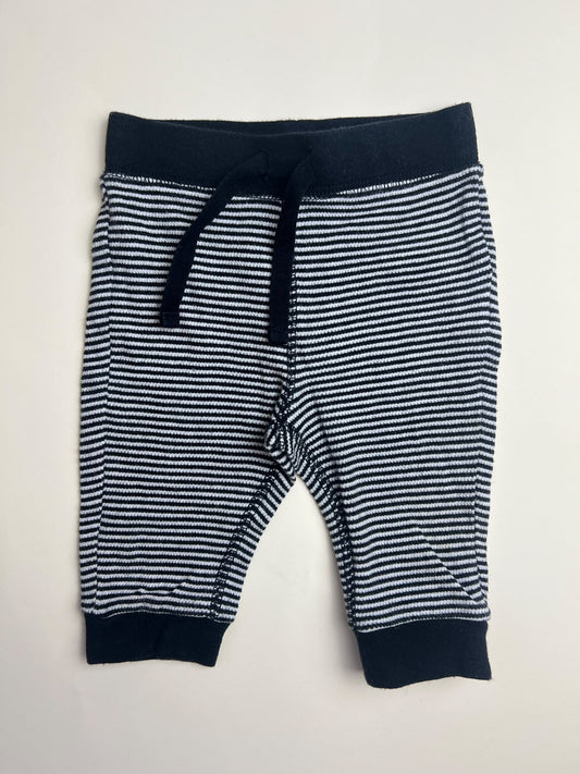 Pantaloni a righe bianche e nere per neonato