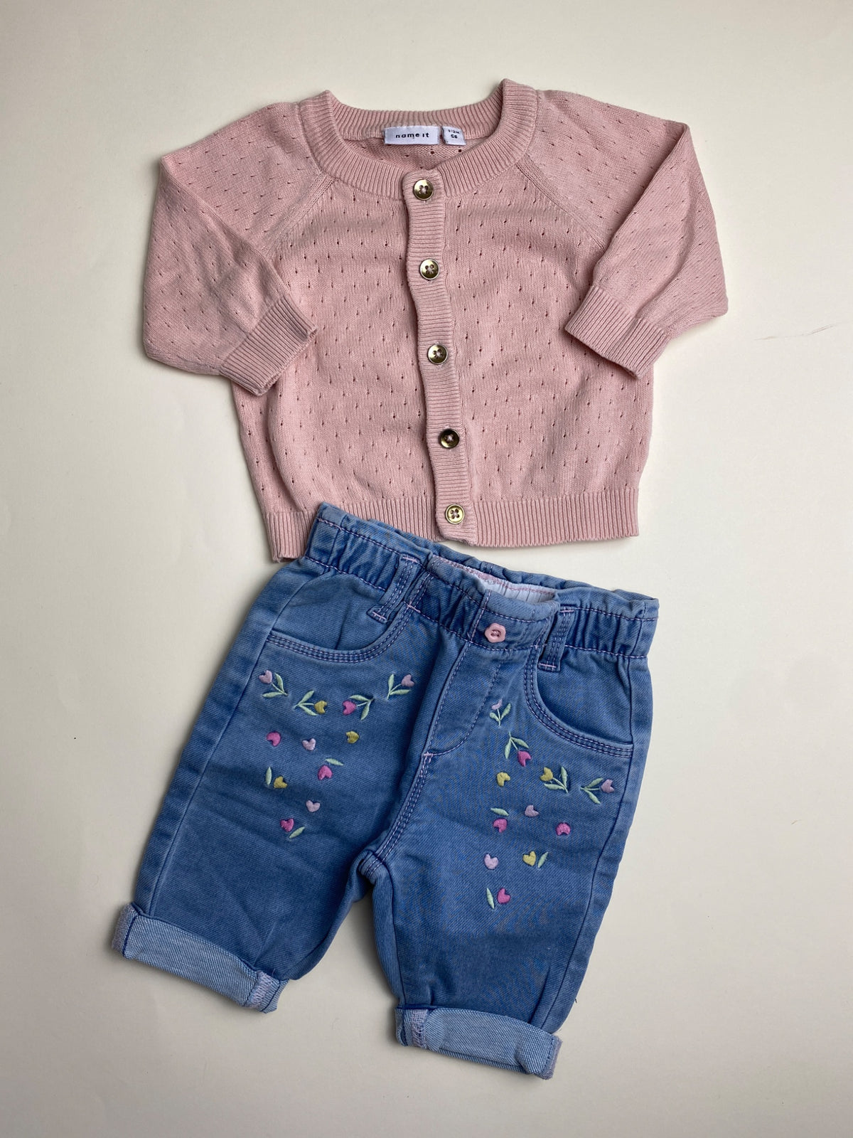 Set Cardigan Rosa e Jeans Ricamati per Neonata