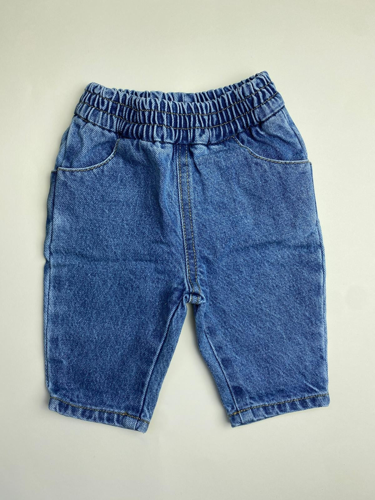 Bermuda in denim blu con vita elasticizzata