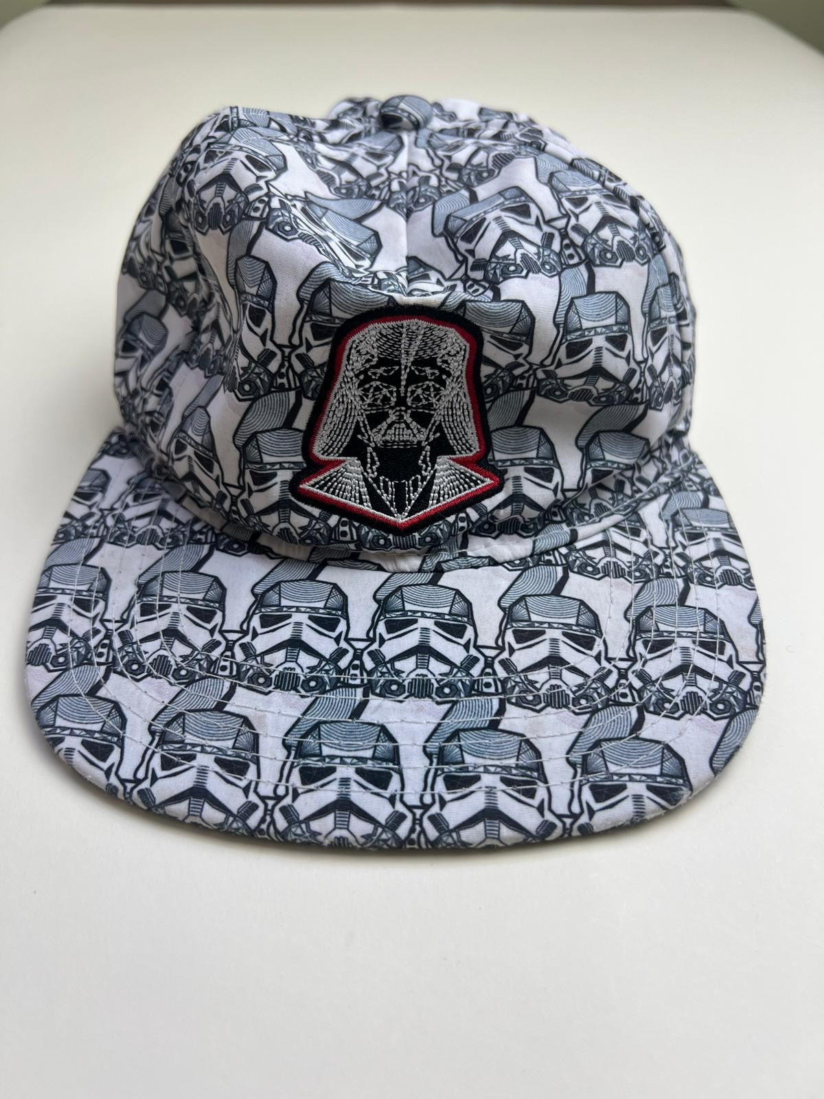 Cappellino Star Wars con stampa Stormtrooper e patch Darth Vader