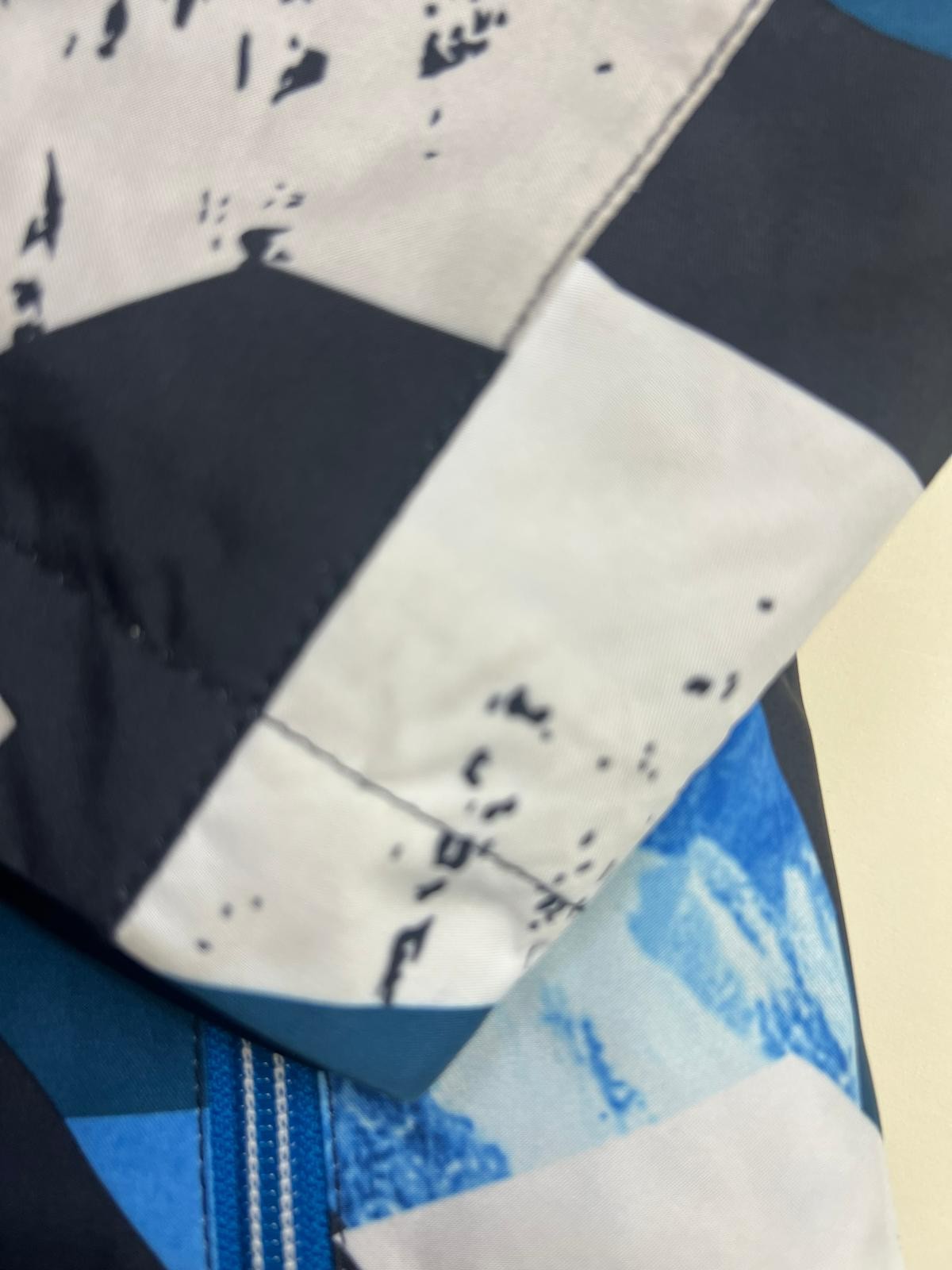 Giacca da sci CMP  con cappuccio e fantasia geometrica -piccole macchie lavabili