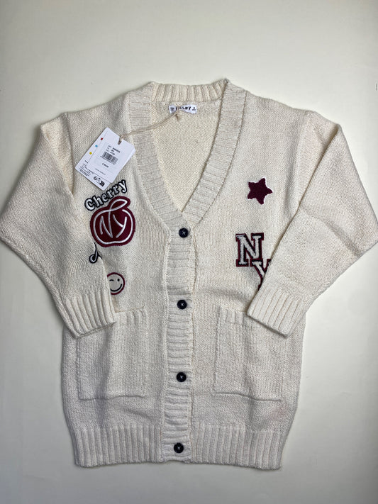 Cardigan in maglia crema con patch decorative