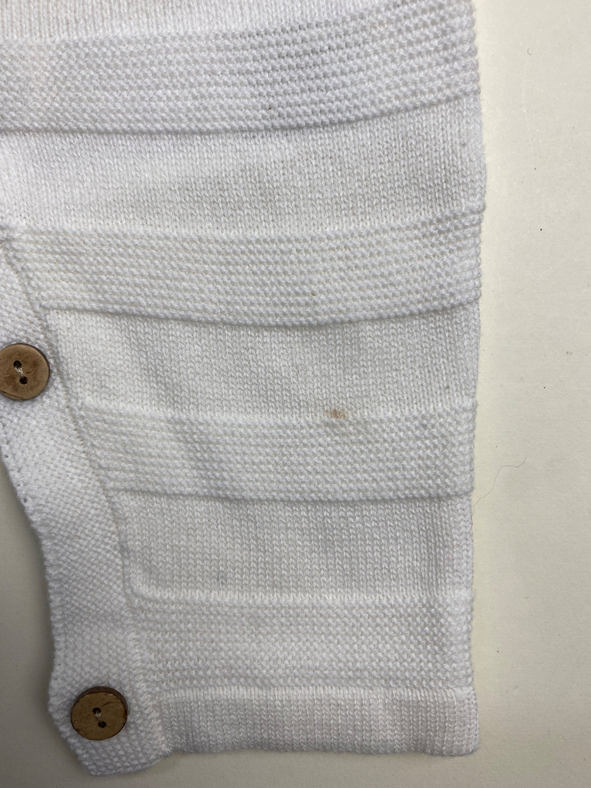 Tutina neonato in maglia con orsetto - piccolissima macchia su gamba 