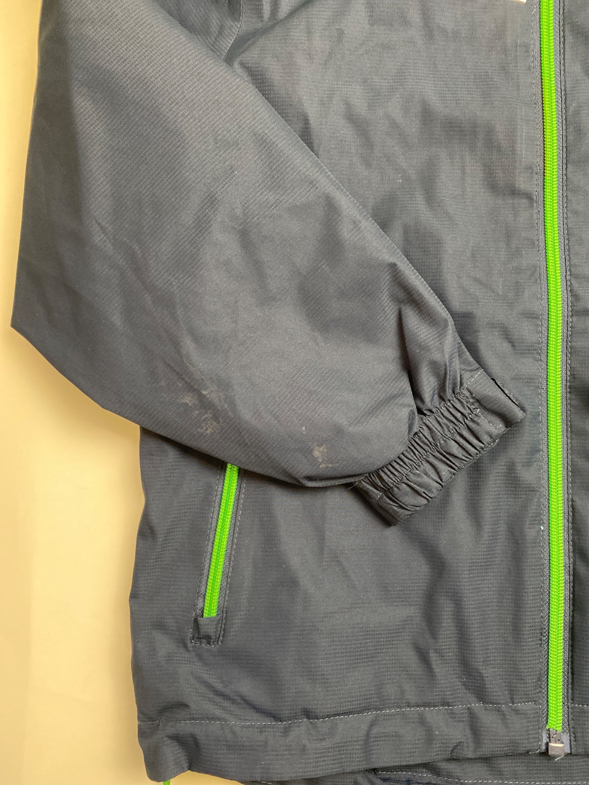 Giacca a vento CMP con cappuccio, blu navy e dettagli verdi - macchie lavabili