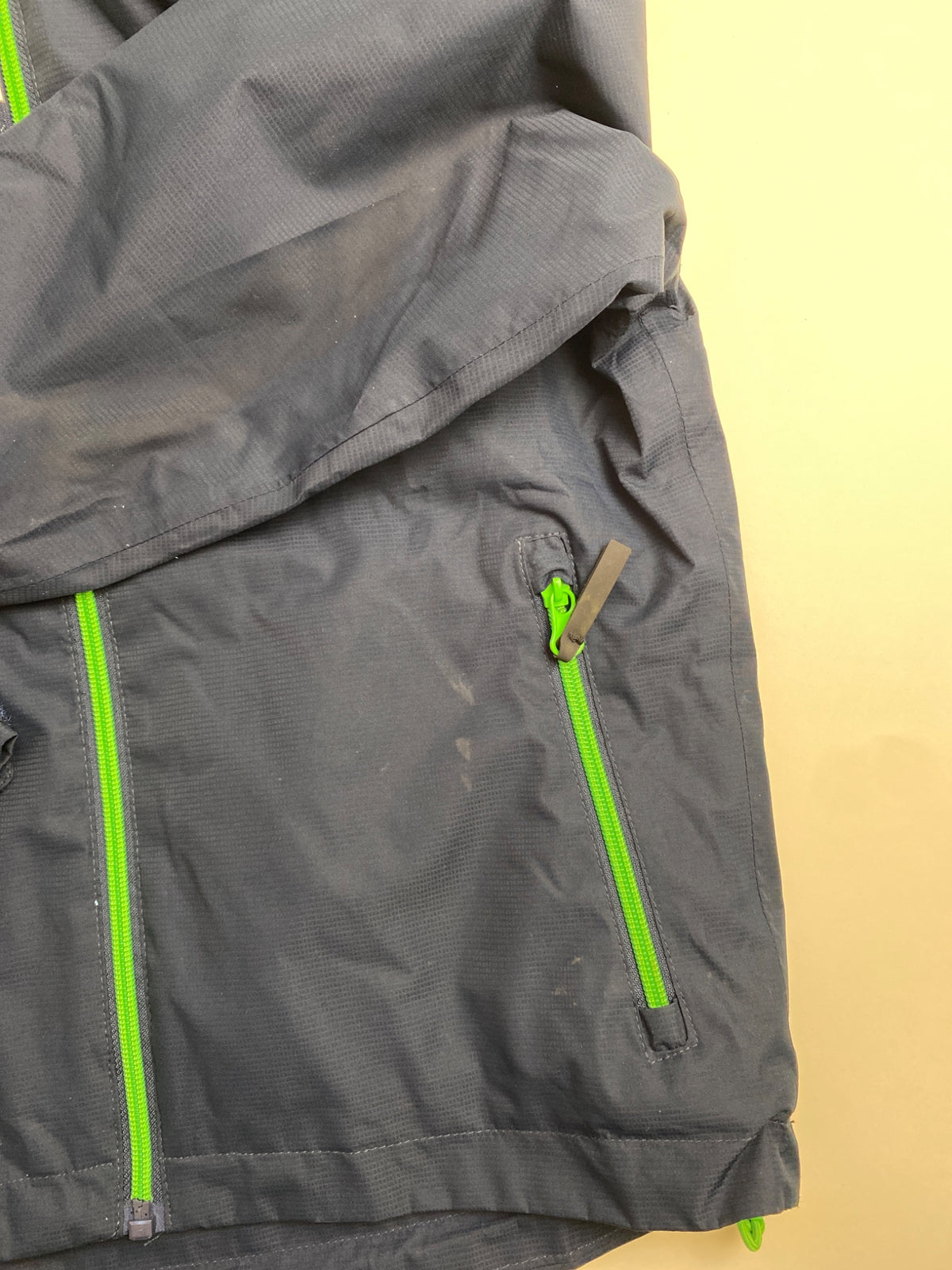 Giacca a vento CMP con cappuccio, blu navy e dettagli verdi - macchie lavabili