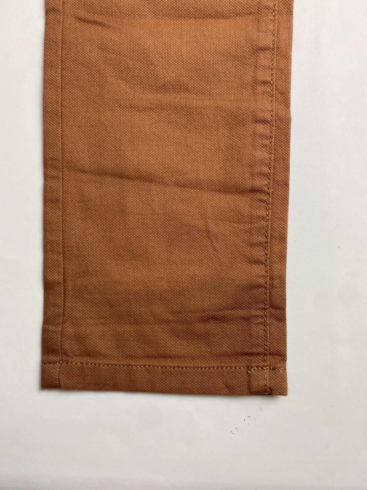 Pantaloni casual marroni con elastico in vita - difetto di produzione su gambe poco visibile