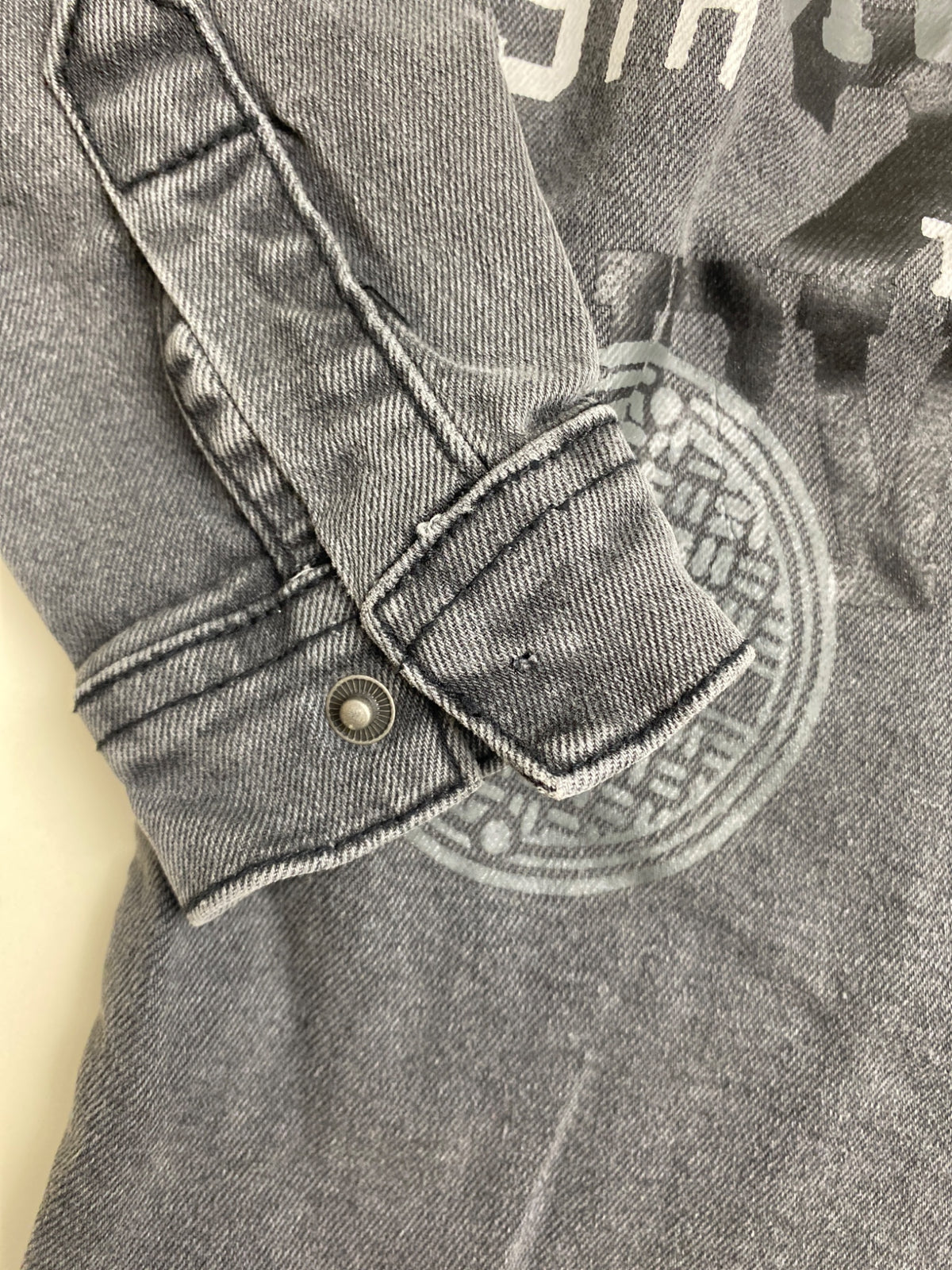 Camicia con cappuccio in denim lavato - manca bottone (presente uno di scorta)