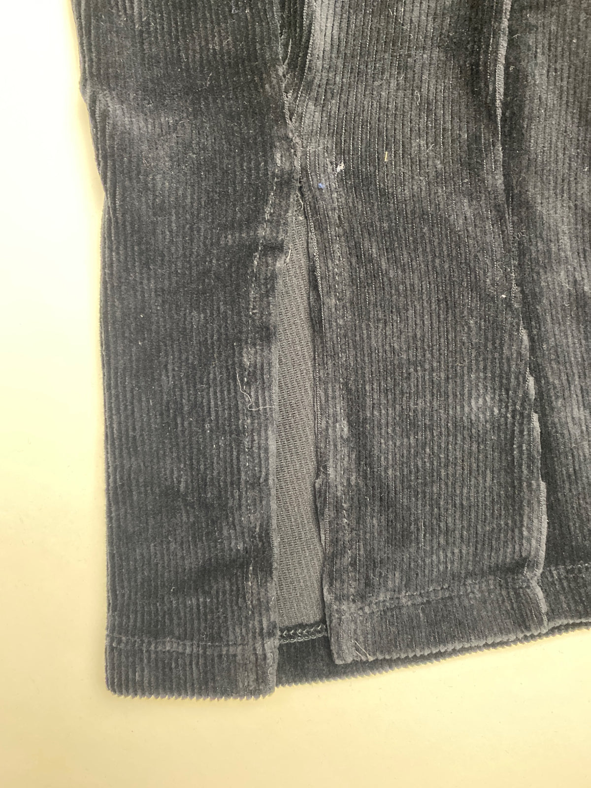 Pantaloni in velluto a coste con spacco