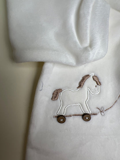 Tutina Neonato in Ciniglia Bianca con Applicazione Coniglio e Cavallo