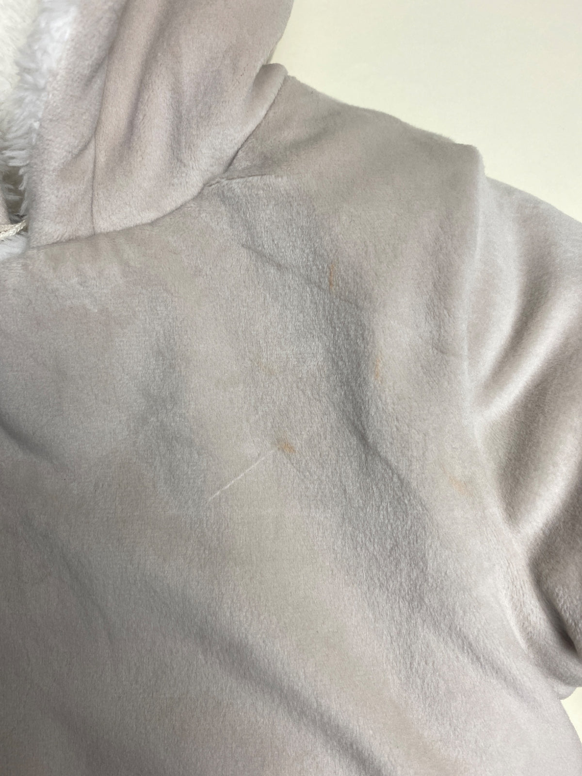 Giacca con cappuccio per neonato/a con orsetto e fodera in pelliccia sintetica - piccole macchie 