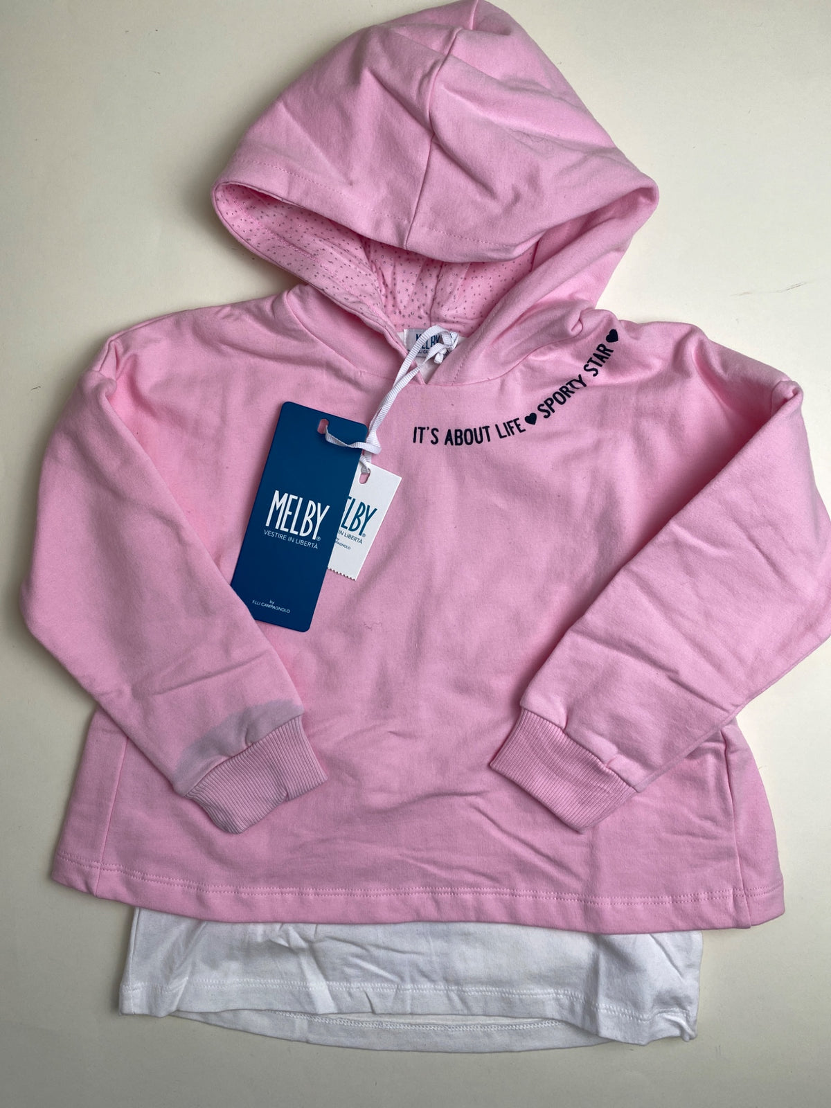 Felpa con cappuccio rosa Melby con stampa - macchia di produzione su manica 