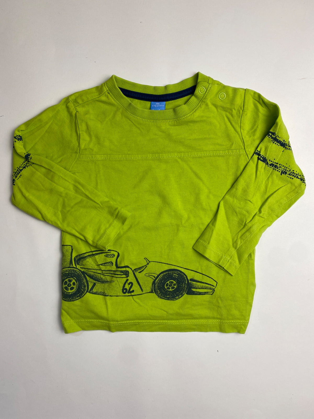 Maglietta a maniche lunghe verde lime con auto da corsa per neonato