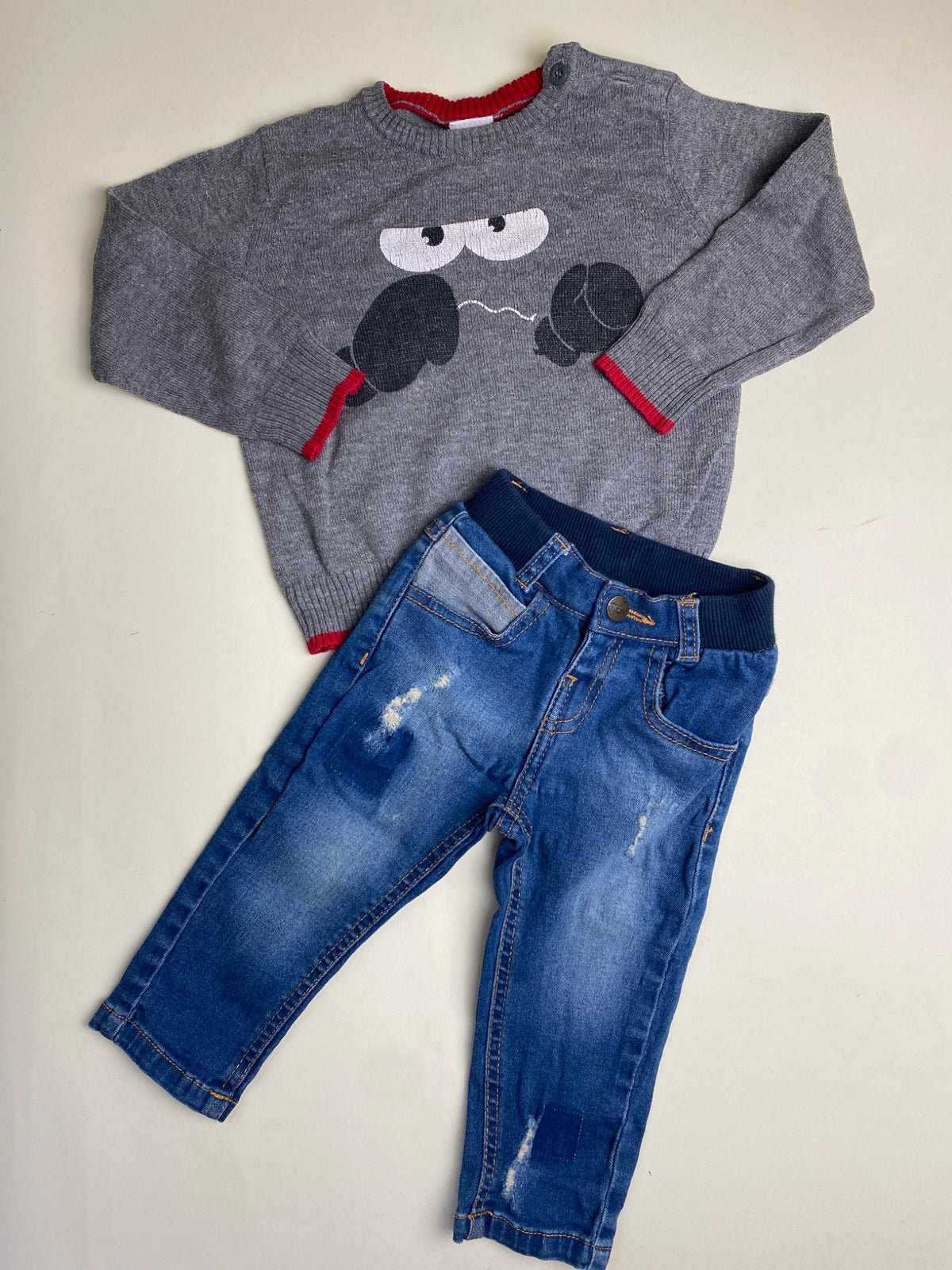 Completo bambino maglione grigio e jeans blu