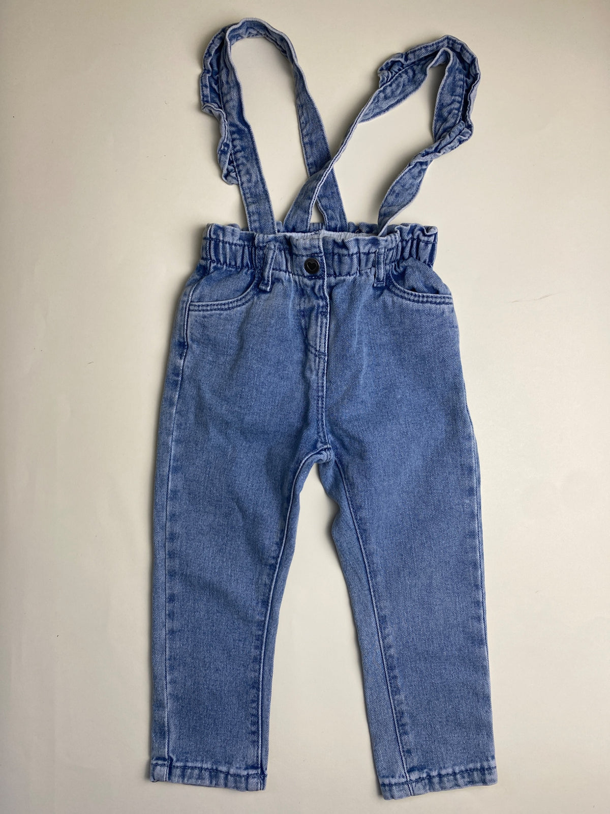 Salopette jeans bambina con bretelle a balze