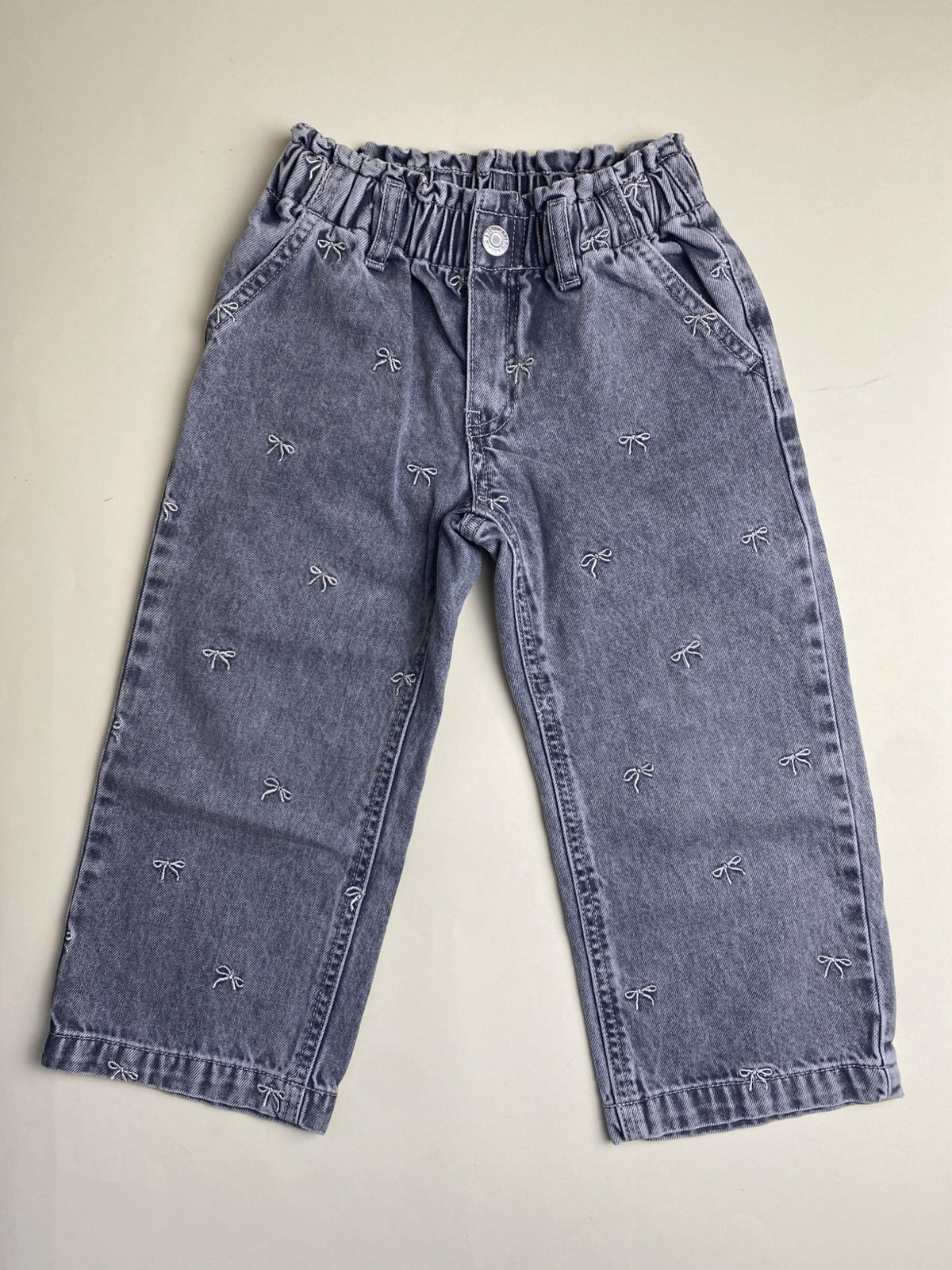 Jeans Bambina con Fiocchi Ricamati e Vita Elasticizzata